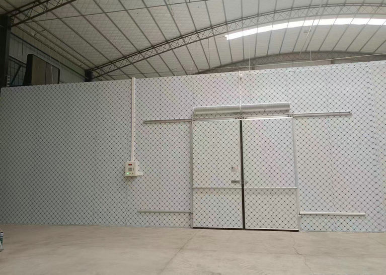 我司裝的高標(biāo)準1700立方鋁排熱氟融霜冷凍庫受到用戶好評